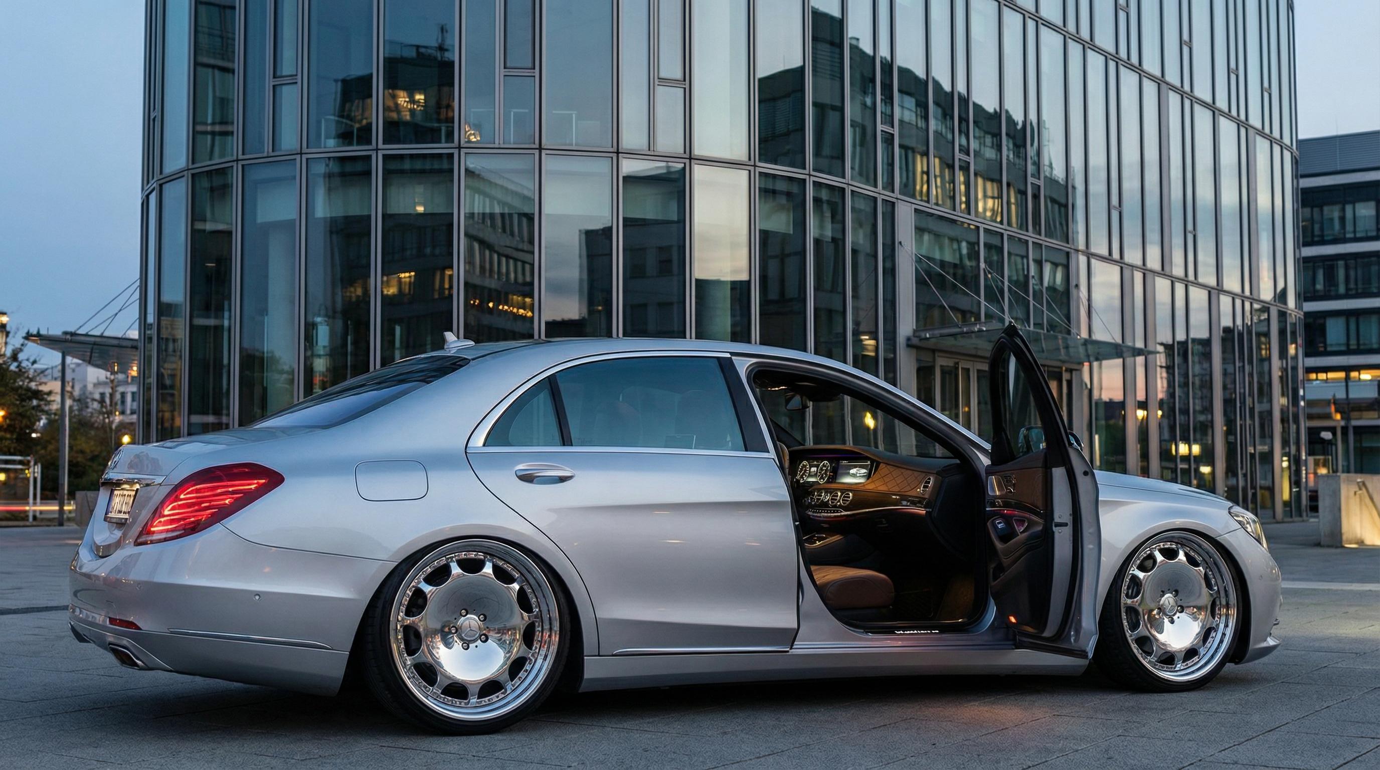 抖阴银色豪华轿车气动避震改装视频